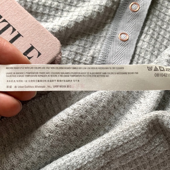 ❌SOLD❌ Free People One Of The Girls Henley Grey XS - Picture 10 of 10